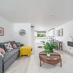 Modern & Spacious Canary Wharf Apartment, Prime Central Location, Balcony, Near O2, Excel, London City Airport & Greenwich