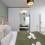 Modern & Spacious Canary Wharf Apartment, Prime Central Location, Balcony, Near O2, Excel, London City Airport & Greenwich