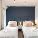 Modern & Spacious Canary Wharf Apartment, Prime Central Location, Balcony, Near O2, Excel, London City Airport & Greenwich