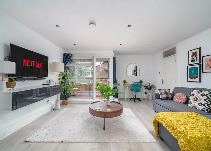 Modern & Spacious Canary Wharf Apartment, Prime Central Location, Balcony, Near O2, Excel, London City Airport & Greenwich