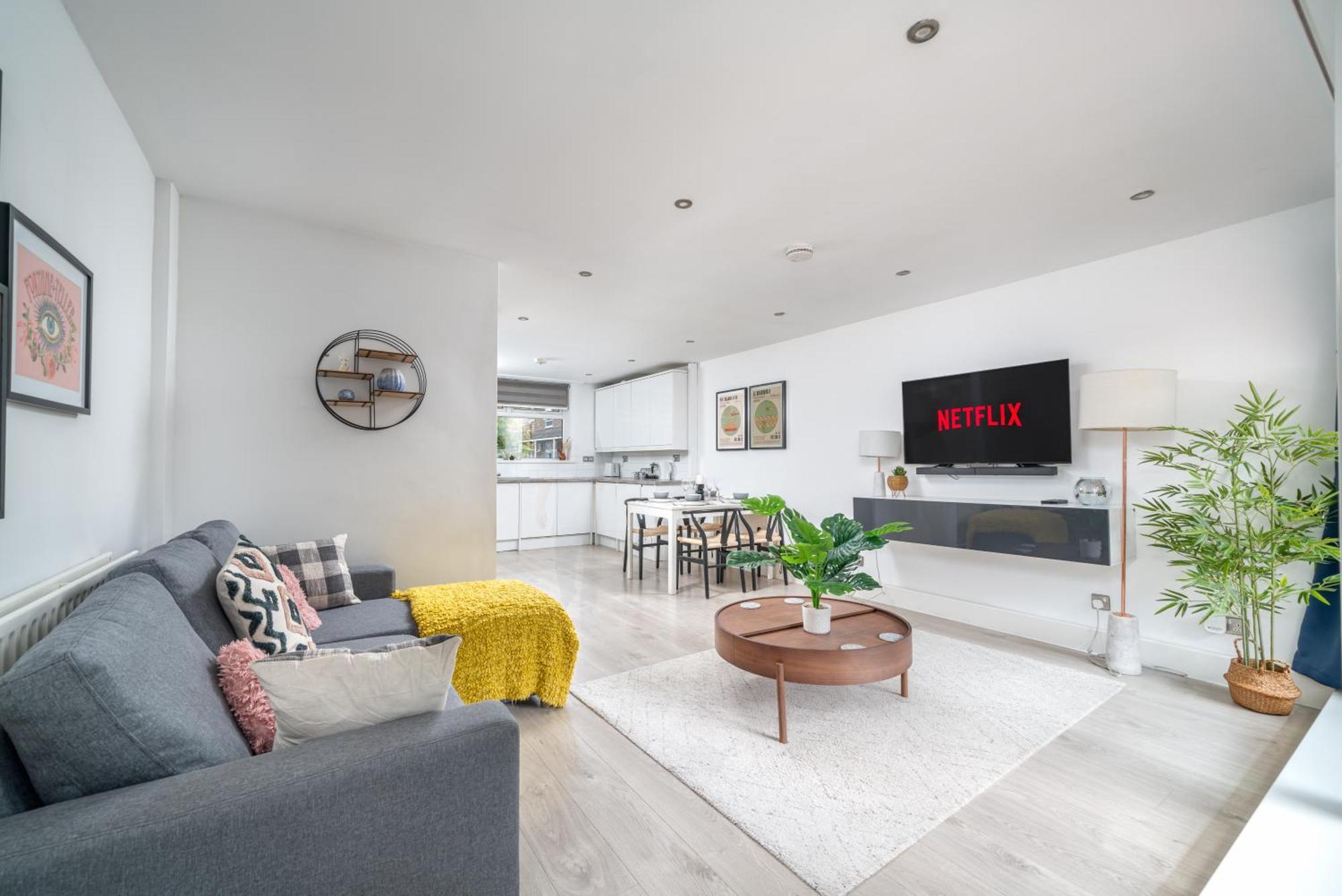 Modern & Spacious Canary Wharf Apartment, Prime Location, Balcony, Near O2, Excel, Airport & Greenwich *