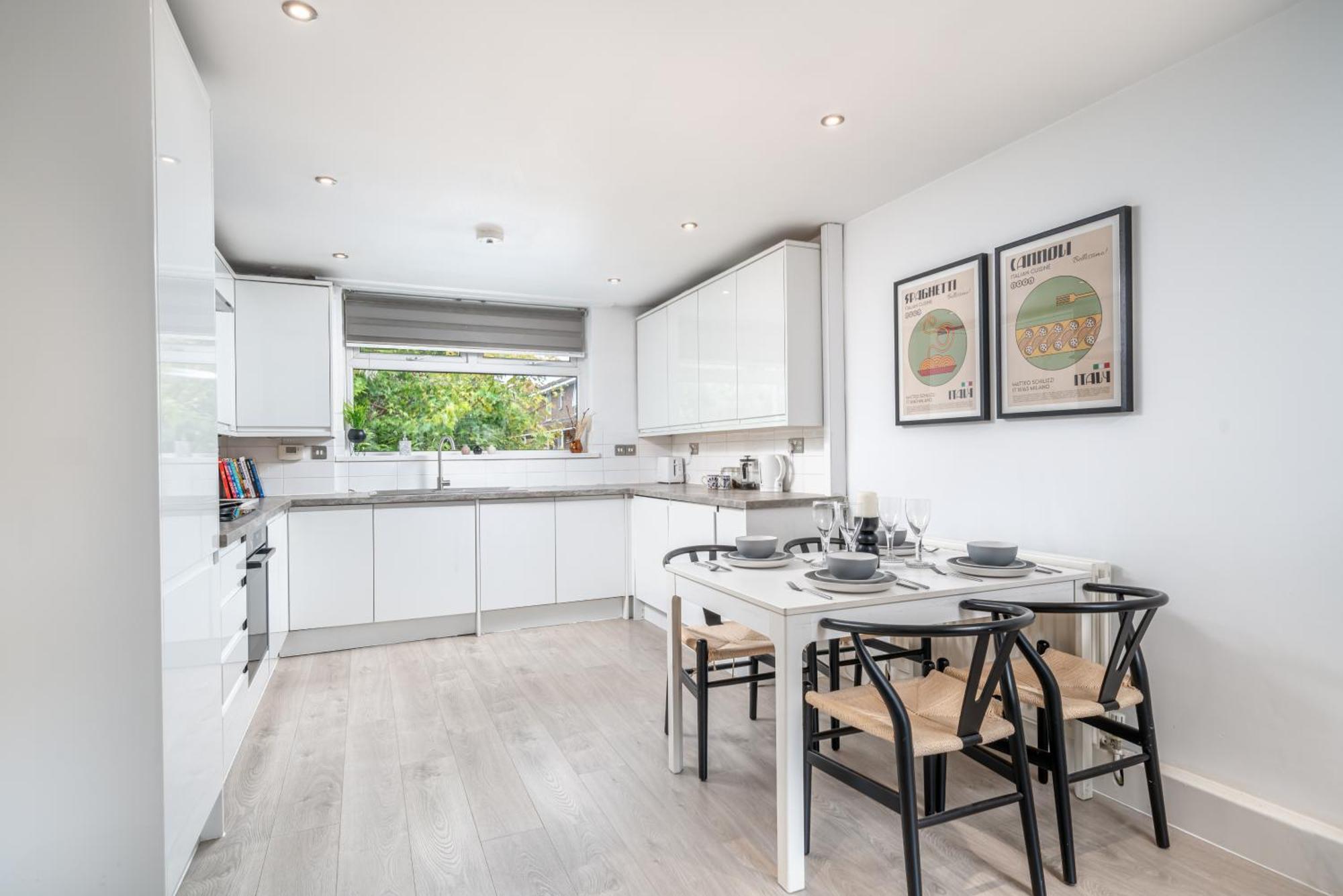 Modern & Spacious Canary Wharf Apartment, Prime Location, Balcony, Near O2, Excel, Airport & Greenwich Appartamento