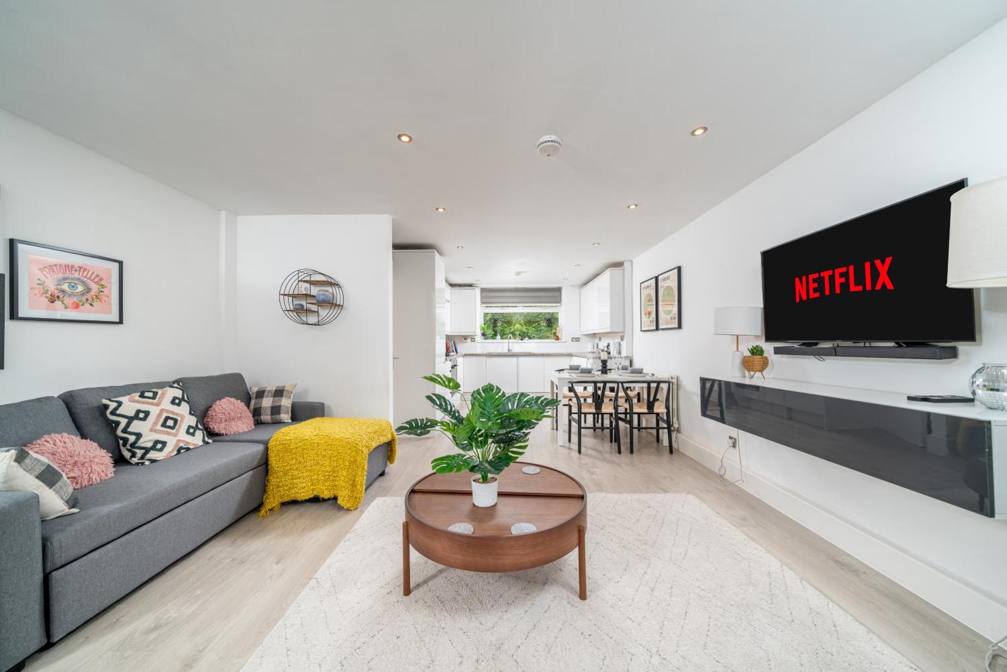Modern & Spacious Canary Wharf Apartment, Prime Location, Balcony, Near O2, Excel, Airport & Greenwich *