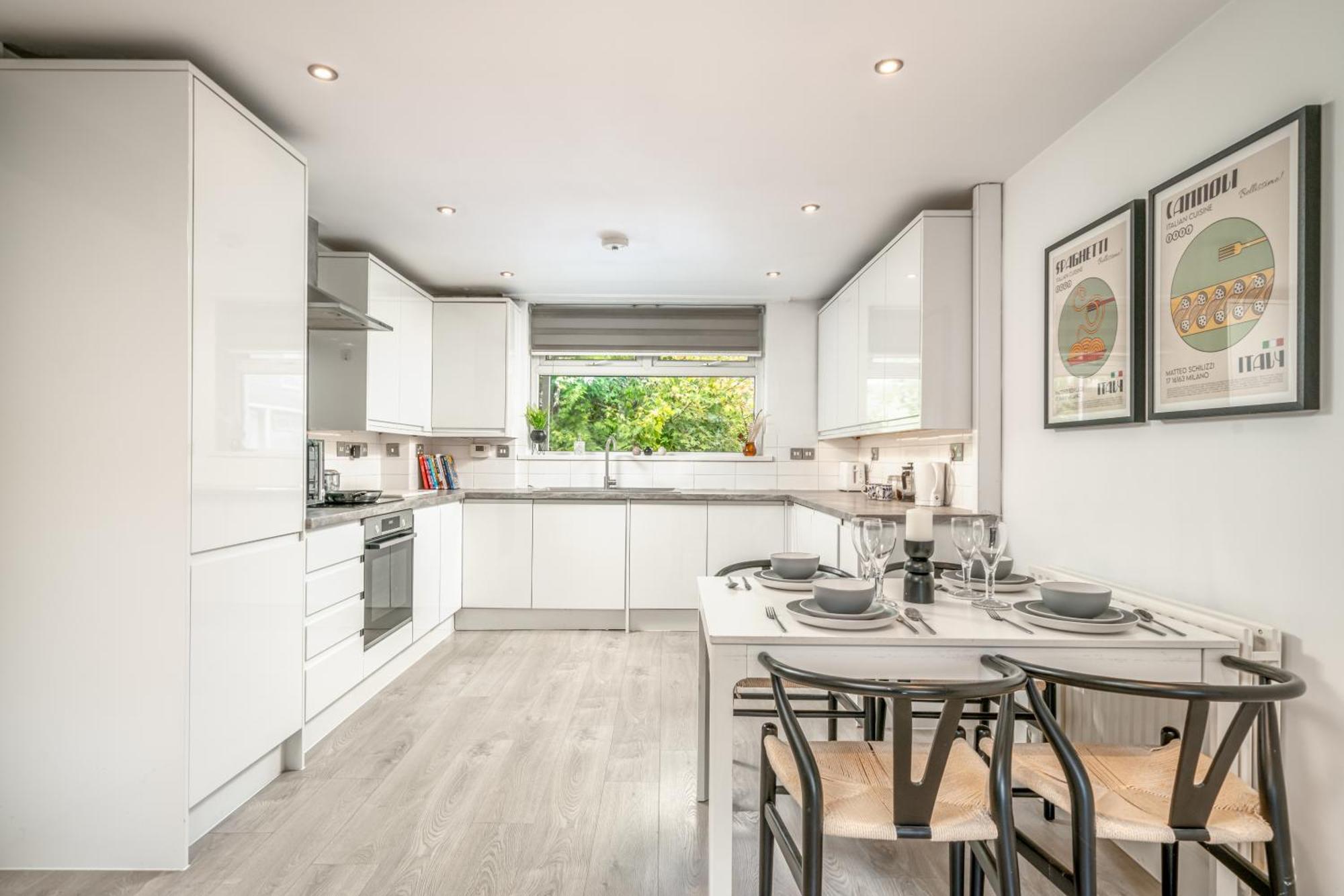 Modern & Spacious Canary Wharf Apartment, Prime Location, Balcony, Near O2, Excel, Airport & Greenwich *