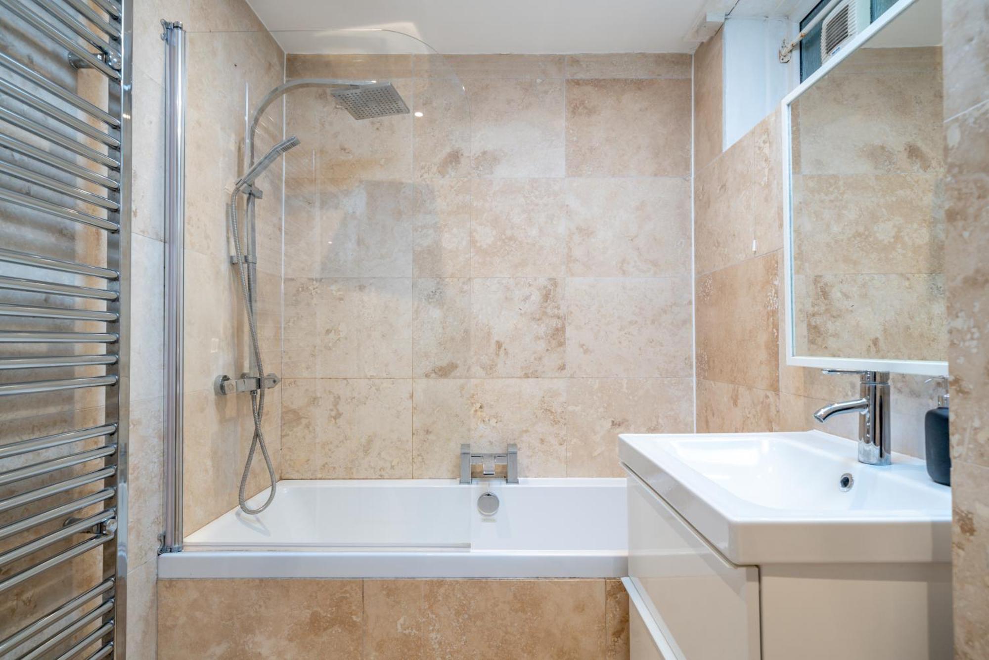 Modern & Spacious Canary Wharf Apartment, Prime Location, Balcony, Near O2, Excel, Airport & Greenwich Appartamento Londra