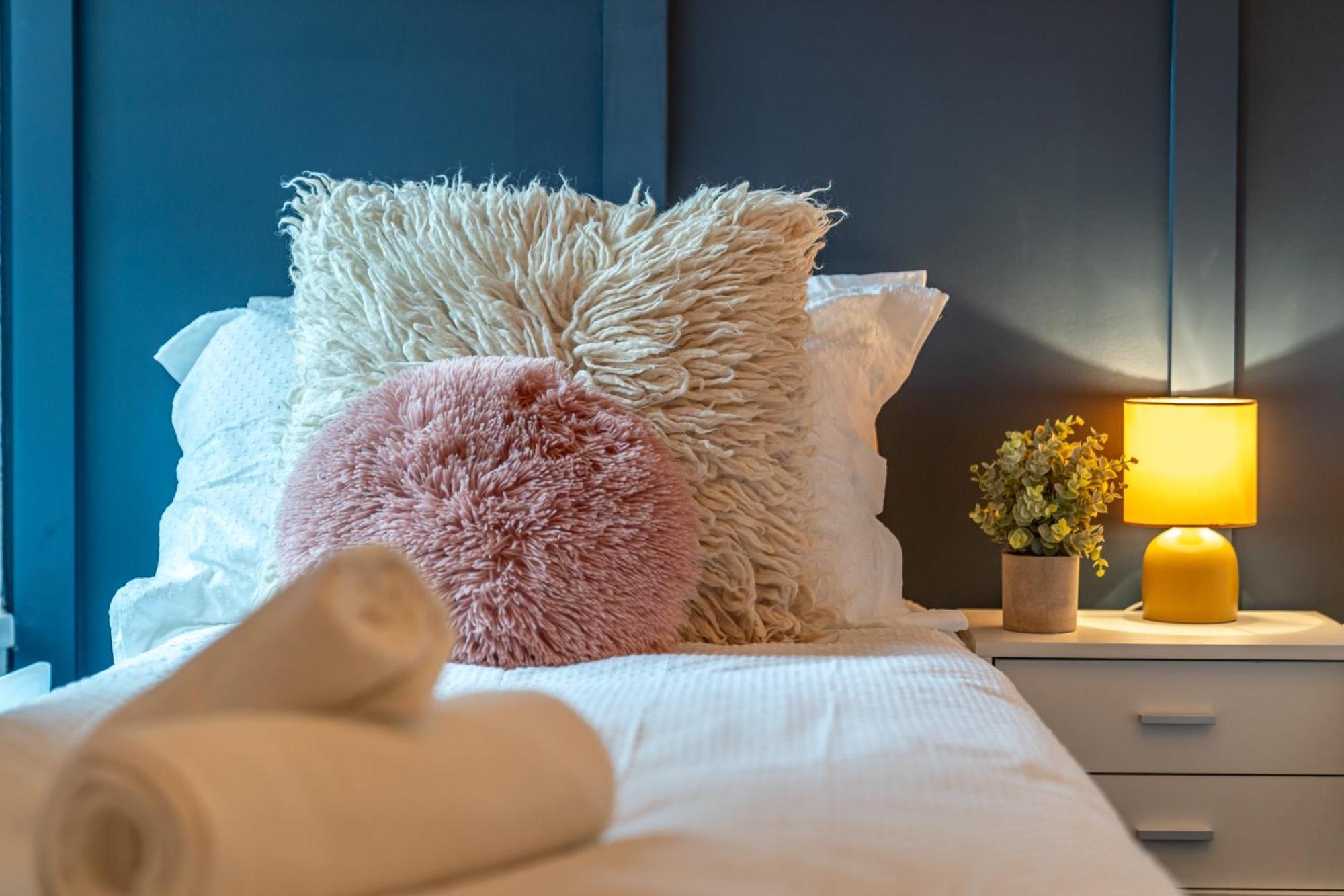 Modern & Spacious Canary Wharf Apartment, Prime Location, Balcony, Near O2, Excel, Airport & Greenwich Appartamento Londra