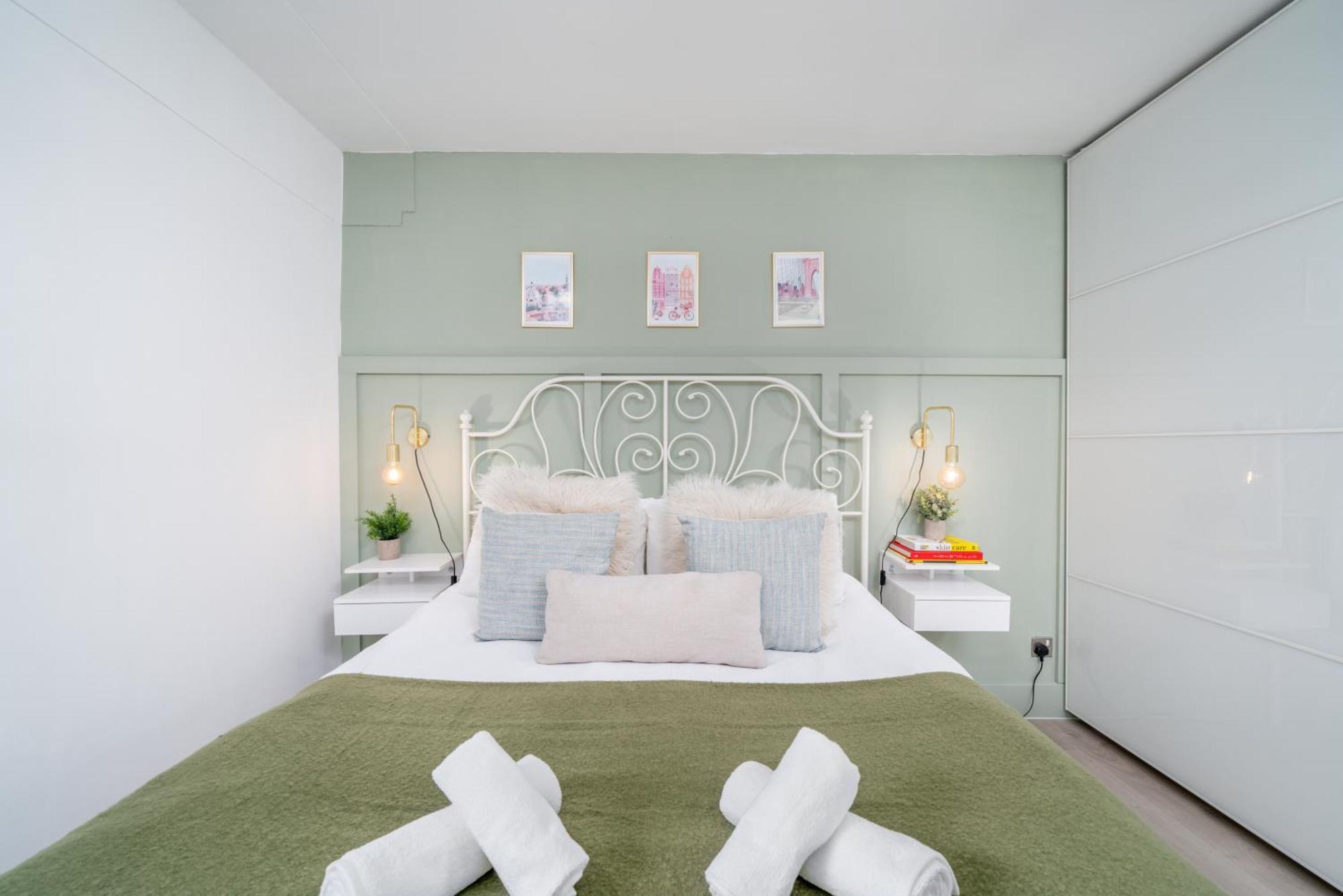 Modern & Spacious Canary Wharf Apartment, Prime Location, Balcony, Near O2, Excel, Airport & Greenwich Apartament Londra